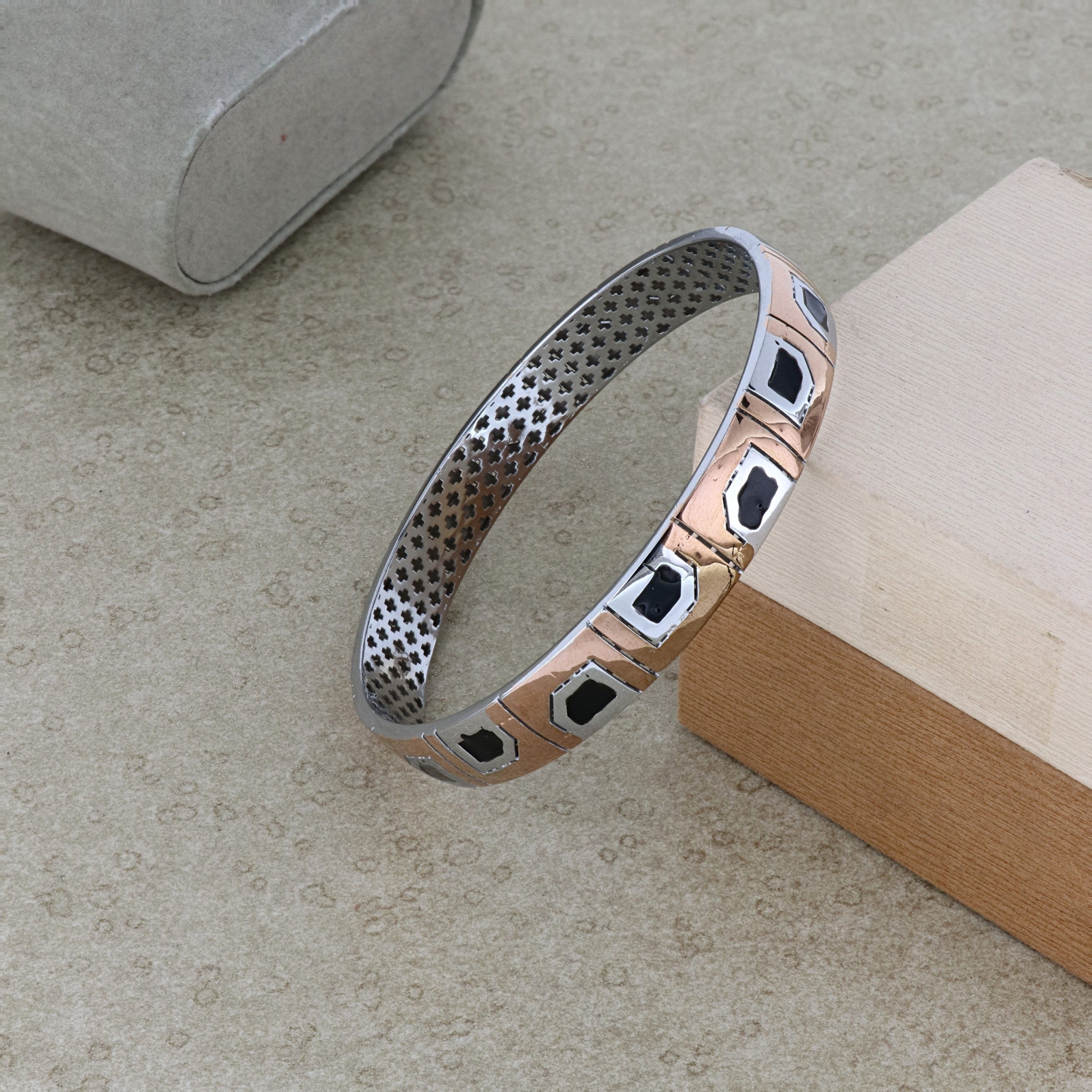 Sturdy Kada